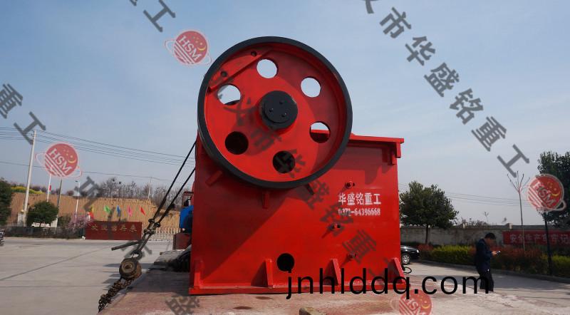 鄂式(shi)破石(shi)機髮貨現(xiàn)場(chang)