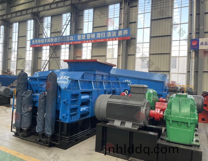 石(shi)料廠更(geng)換設(shè)(she)備(bei)用(yong)對(duì)輥(gun)製砂(sha)機(jī)(ji)