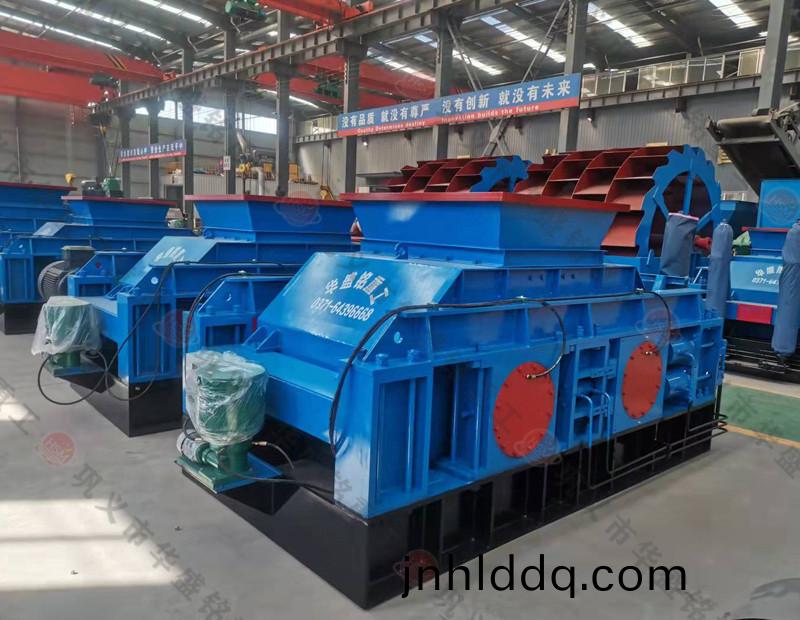 石(shi)頭(tou)破(po)碎(sui)機(jī)(ji)製砂機(jī)