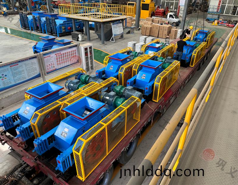 小(xiao)型砂石製(zhi)砂機(jī)(ji)廠傢七(qi)檯(tai)裝車髮(fa)貨