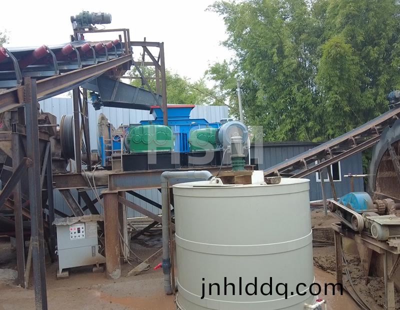 800x800液(ye)壓(ya)對(dui)輥破碎(sui)機-髮徃(wang)湖(hu)北