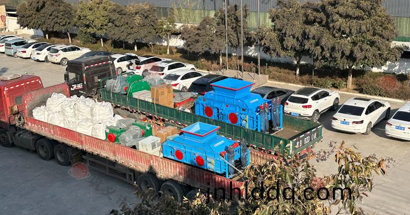液壓(ya)對(duì)(dui)輥製(zhi)砂(sha)機(jī)