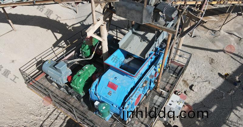 對(dui)輥製砂機(jī)