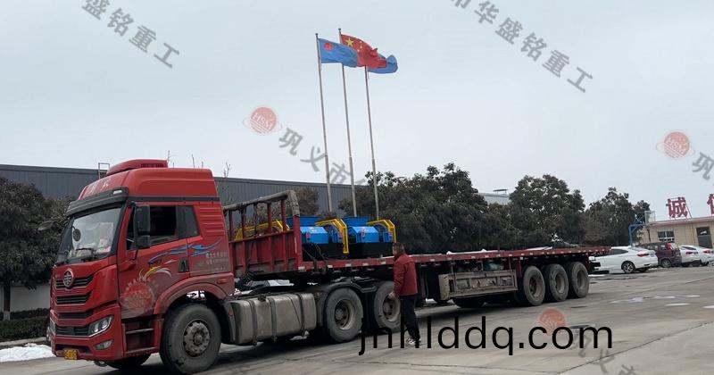 雙輥式(shi)破(po)碎(sui)機